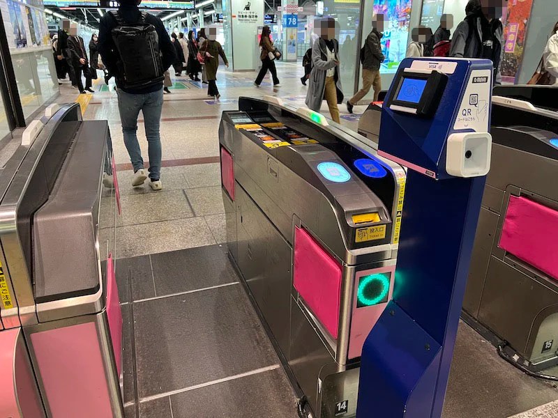 ICとタッチ決済とQR読み取り機がついた改札機