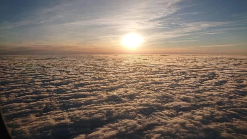 飛行機から見た雲海と太陽