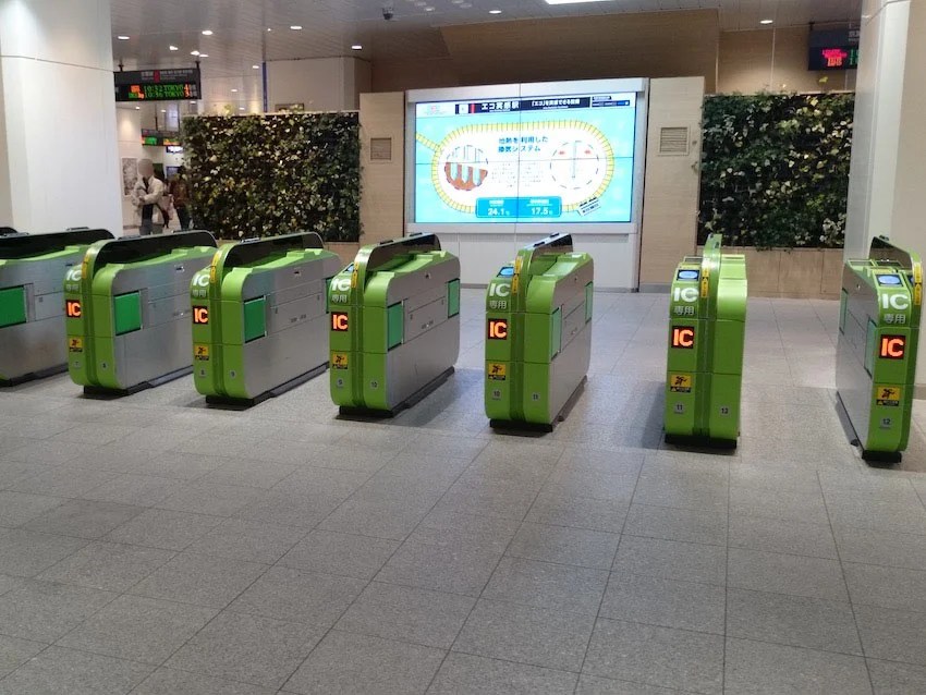 Suicaエリアの改札機（海浜幕張駅）