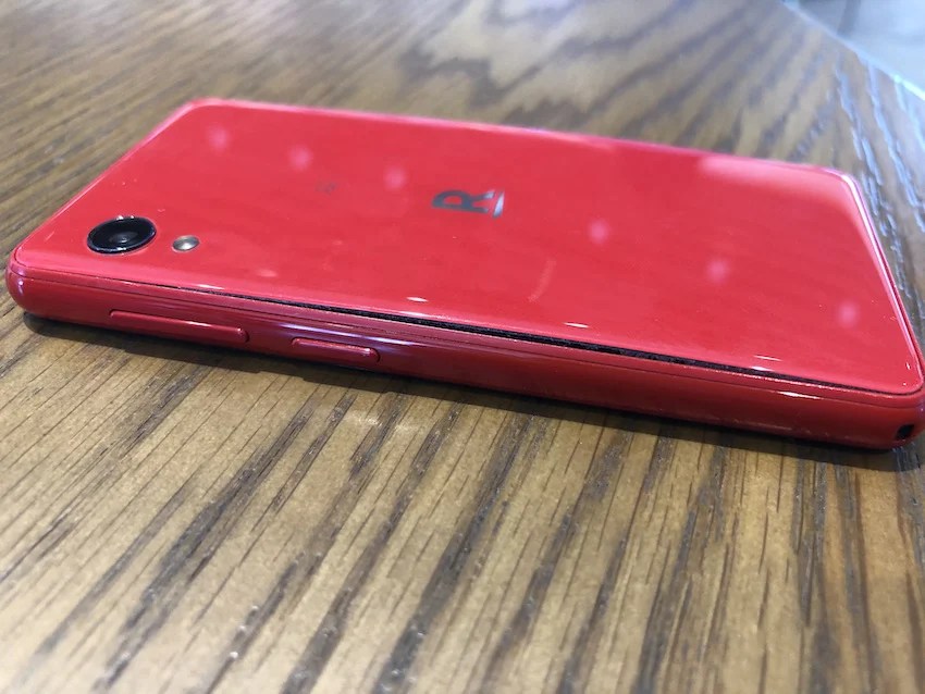 背面パネルが浮いた状態のRakuten Mini。