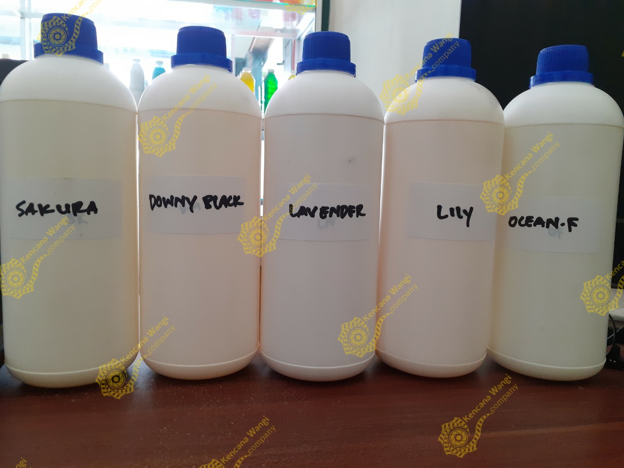 Campurkan antara bibit parfum, bahan pelarut, neo fixamax, solubilizer dan aduk hingga rata. Bibit Parfum Laundry Snappy Cherry Flower Kencanawangi