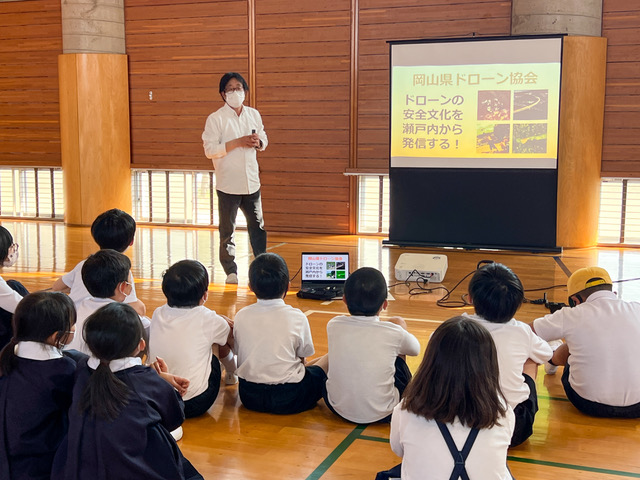 岡山県ドローン協会。ドローン教室で操縦体験。