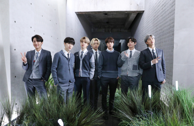 Lagu tersebut dinyanyikan grup musik asal jepang yang dibentuk . Lirik Lagu BTS Blue and Grey Terjemahan Indonesia - KEPOPER