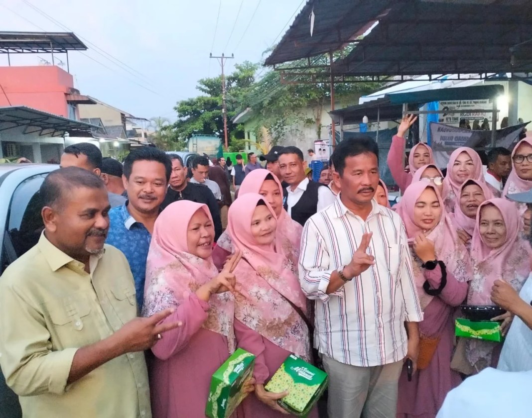 Warga Hang Tuah Tanjungpinang merasa terharu karena pasangan Cagubkepri Rudi Rafiq kompak ke perumahan mereka, Rabu (6/11/2024).