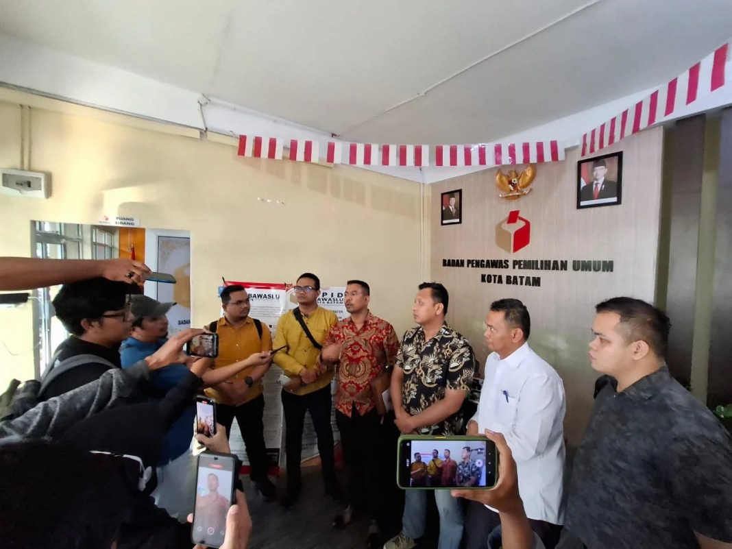 Tim Hukum Rudi Rafiq melaporkan dugaan pelanggaran kampanye calon gubernur di Engku Putri, Batam, Kamis (7/11/2024).