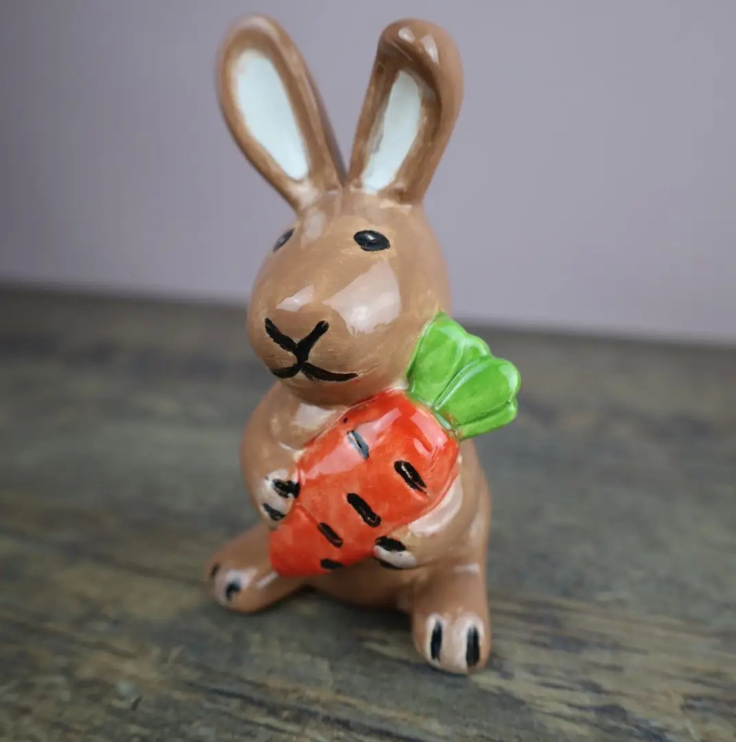 Hase mit Möhre – KeramikMalSpass