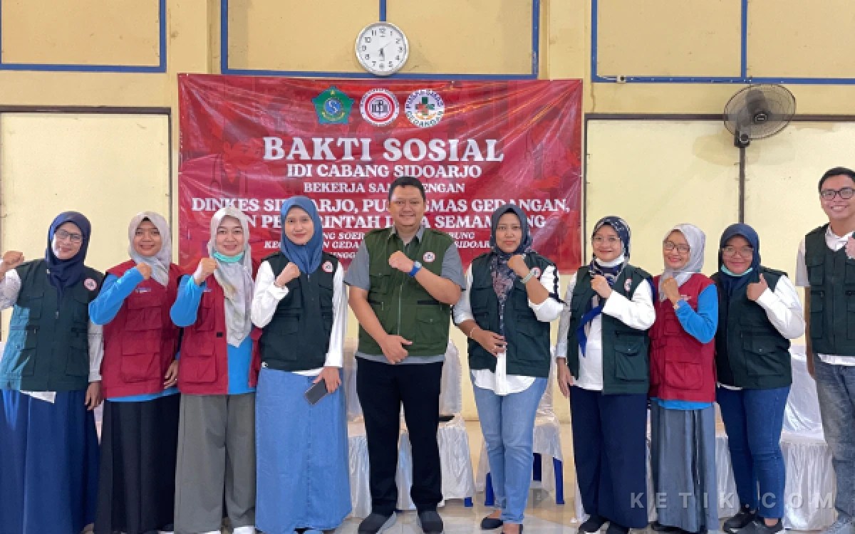 Foto Ketua IDI Cabang Sidoarjo dr Nugroho Eko Wirawan Budianto SH MH MSi (tengah) bersama (stakeholder) dalam kegiatan bakti sosial IDI Cabang Sidoarjo bersama Dinkes Sidoarjo, Puskesmas Gedangan, dan Pemerintah Desa Semambung, berupa pemeriksaan kesehatan gratis dan pemberian bantuan sembako kepada masyarakat, Minggu (11 Oktober 2026).(Foto: Anas/ketik.com).