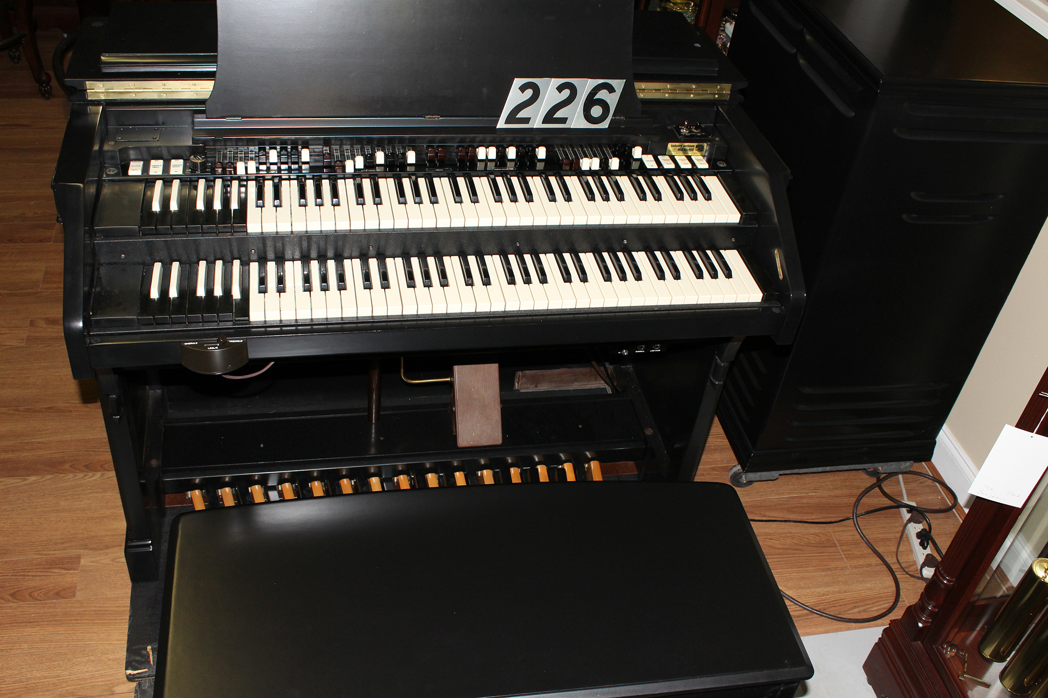 Rarely, however, has any pairing captured and kept the adulation of both musicians and audiences like the hammond b3 organ and the leslie 122 . Keyboard Exchange International - Vintage Hammond Organs