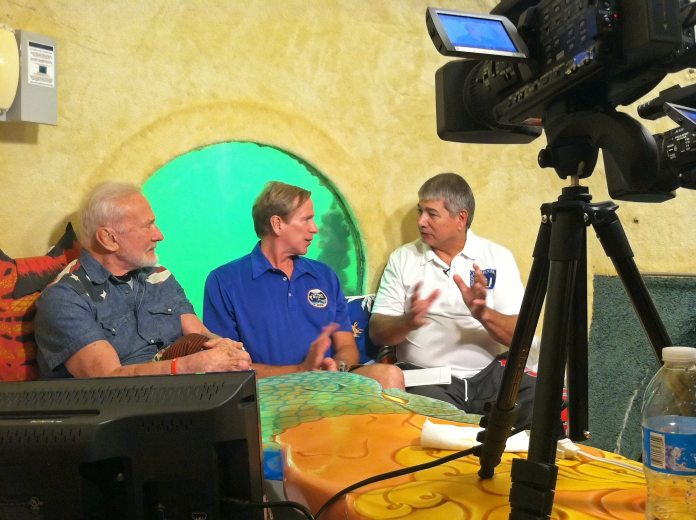 #News: Astronauts Aldrin and Gernhardt in Underwater Habitat as Part of Classroom Under The Sea - A group of people standing around a table - CitizenM