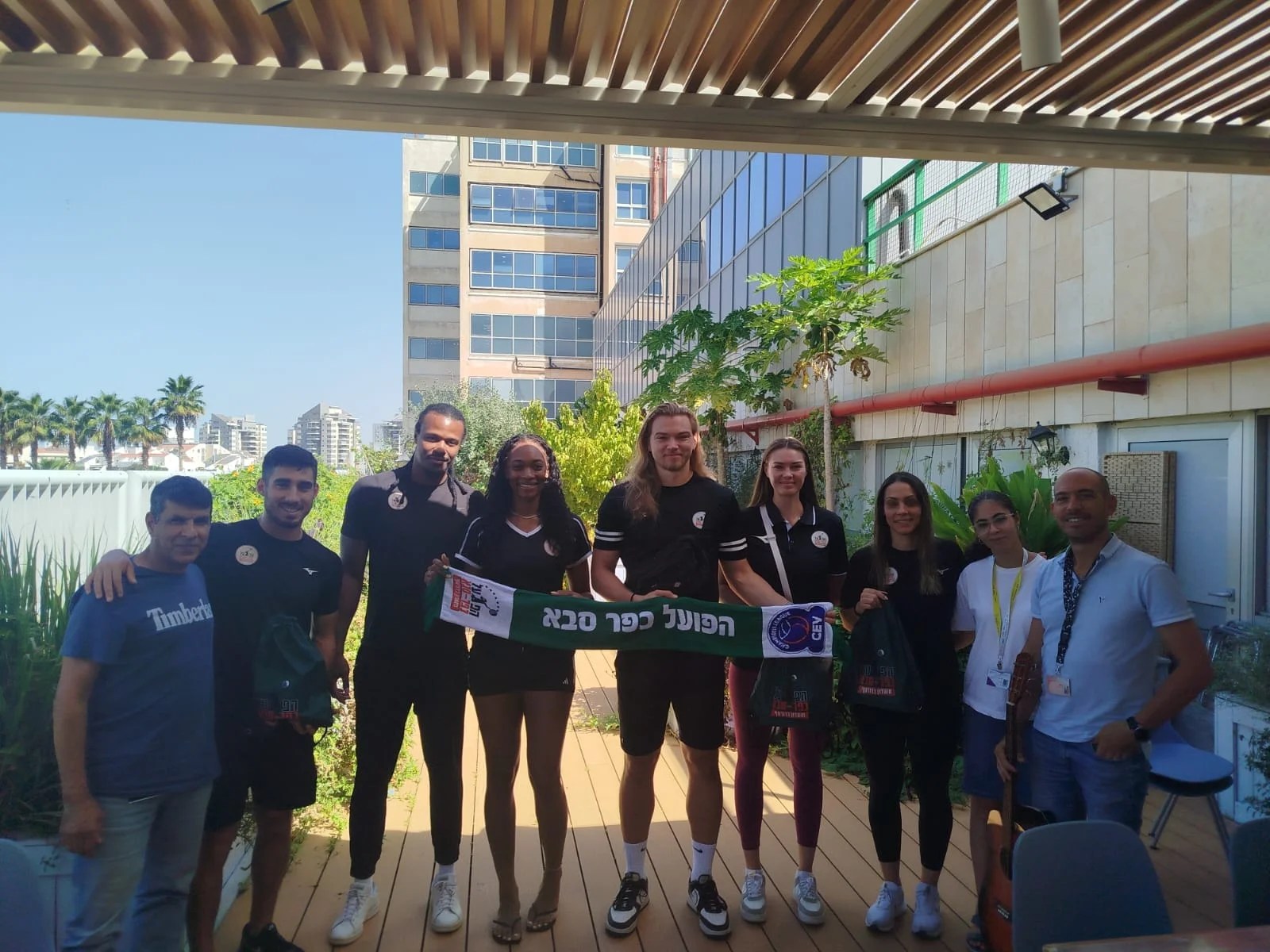 אנסטסיה גודובה ושחקני הפועל כפר סבא ביקרו במחלקת הילדים ב"מאיר"