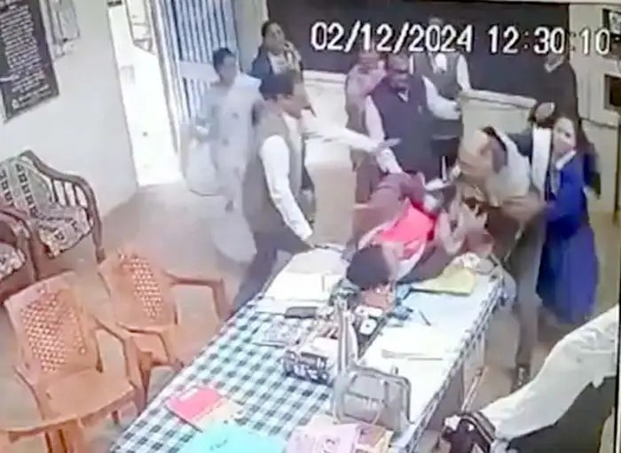 हेडमास्टर ने महिला बीईओ का गला दबाया , वीडियो हुआ वायरल 2 hed