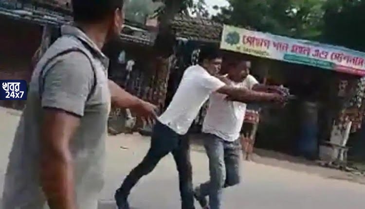 বন্দুক উঁচিয়ে তৃণমূলের নেতা তাড়া করছেন দলের কর্মীকে! ভিডিও দেখে হতবাক সকলে!