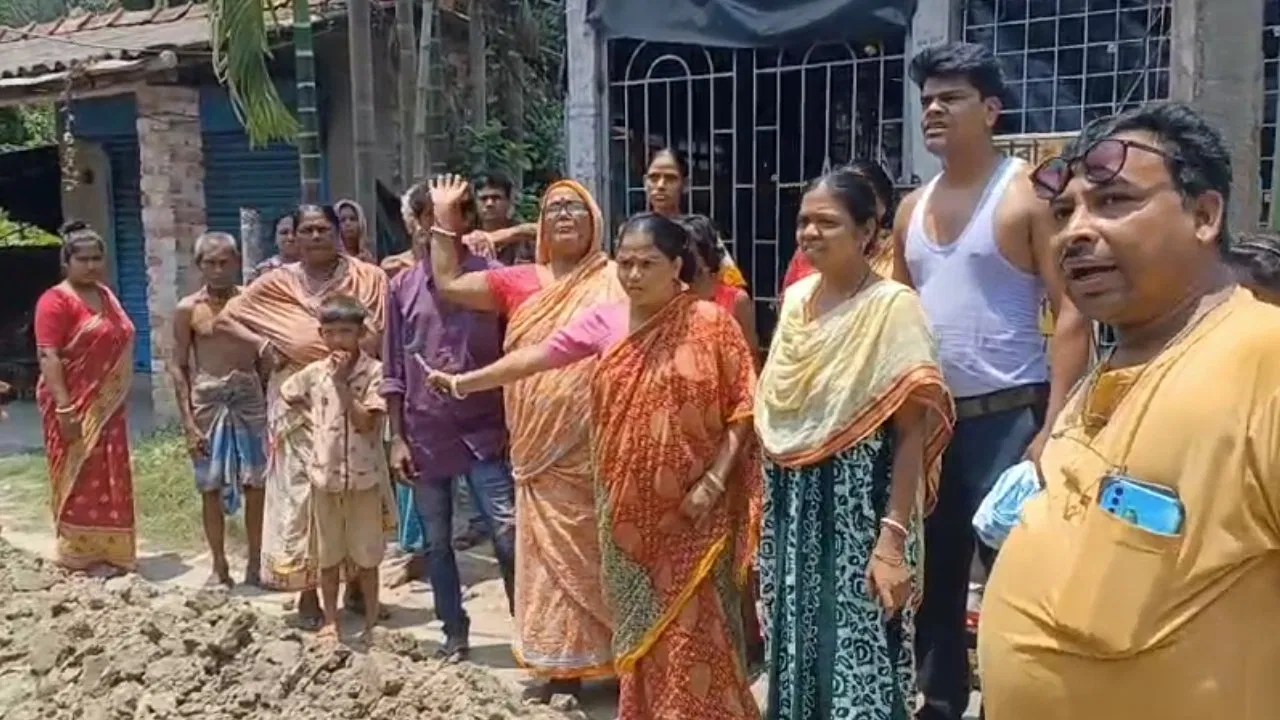 বিজেপি করার ‘শাস্তি’! বন্ধ করে দেওয়া হল পানীয় জল, নেই ইলেকট্রিক, বিক্ষোভ এলাকাবাসীর