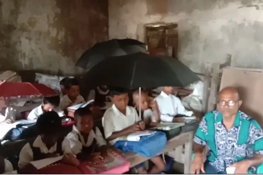 Ceiling fall in classroom, school, classroom, ‬ ‪‎West Bengal, students, umbrella, poor infrastructure,