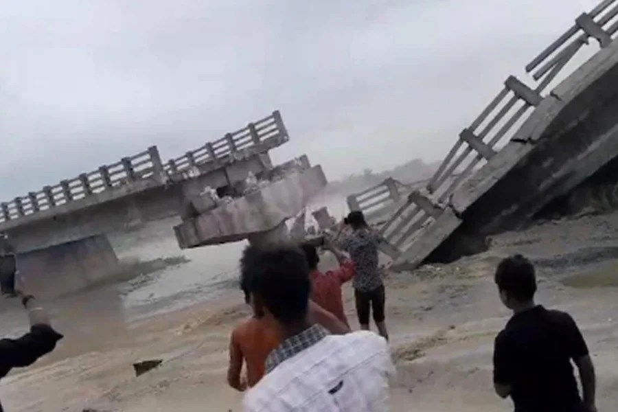 flyover, Bihar, collapse, viral video, social media