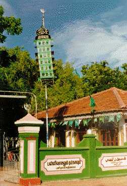 Kathirkamam Mosque & Shrine (19391 bytes)
