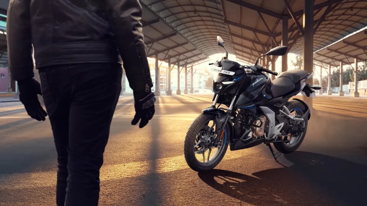 Powerful 165cc engine of Bajaj Pulsar N160 built for quick acceleration and responsive rides