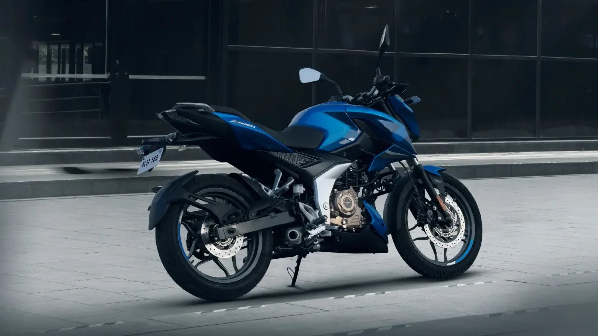 Dynamic ride of Bajaj Pulsar N160 demonstrating strong mid-range power and sporty delivery