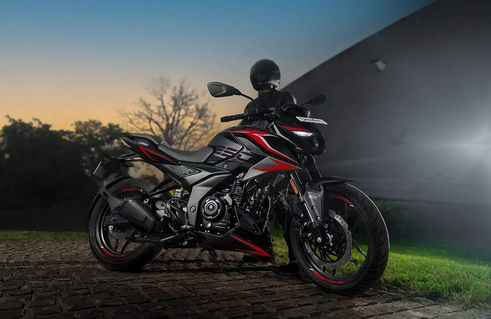 Rider leaning into a curve on the Pulsar NS200, highlighting strong road grip, smooth handling, and power delivery.