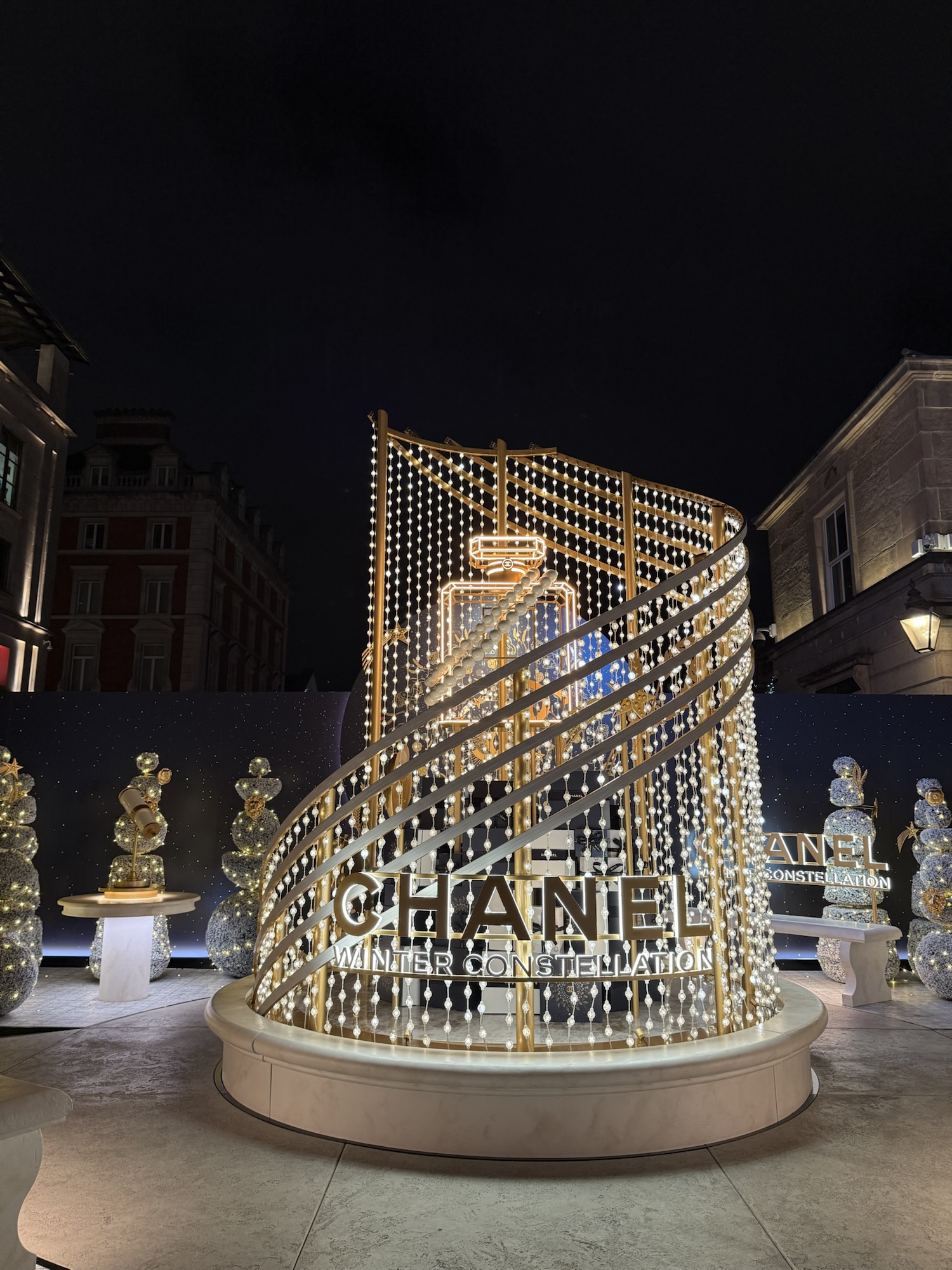 How to See London's Christmas Lights on Foot: Walking Guide 2025