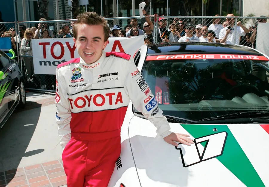 Frankie-Muniz standing