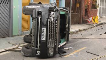Land Rover que atropelou Vitor Gurman, em julho de 2011, logo após o acidente numa rua tranquila de São Paulo. Reparem na placa de 30 km/h logo atrás. Para a Polícia, a motorista tinha bebido. Ela diz que ingeriu "apenas uma margarita" naquela noite. Foto de Silvio Portante/Folhapress.