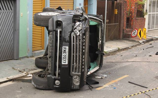 Land Rover que atropelou Vitor Gurman, em julho de 2011, logo após o acidente numa rua tranquila de São Paulo. Reparem na placa de 30 km/h logo atrás. Para a Polícia, a motorista tinha bebido. Ela diz que ingeriu "apenas uma margarita" naquela noite. Foto de Silvio Portante/Folhapress.