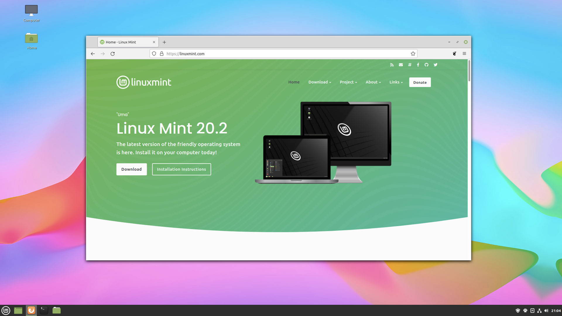 A screenshot of the Linux Mint website in Firefox on Cinnamon
