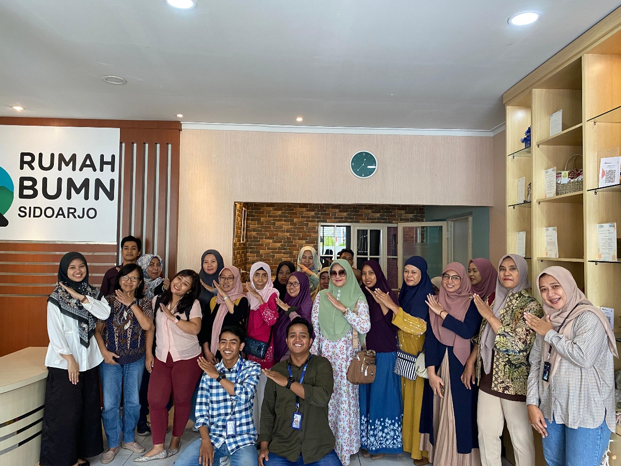 WUJUDKAN MIMPI ‘FROM LOCAL TO GLOBAL’, DUA MAHASISWA INFORMATIKA UNIVERSITAS MUHAMMADIYAH SIDOARJO DORONG PERUBAHAN UMKM RUMAH BUMN SIDOARJO LEWAT WEBSITE COMPANY PROFILE