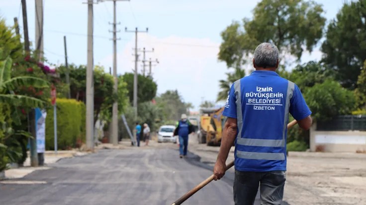 İzmir’de Asfalt Atağı Sürüyor