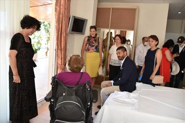 Foça’da İlk Engelsiz Kırmızı Bayrak Dalgalandı - KiraHaber