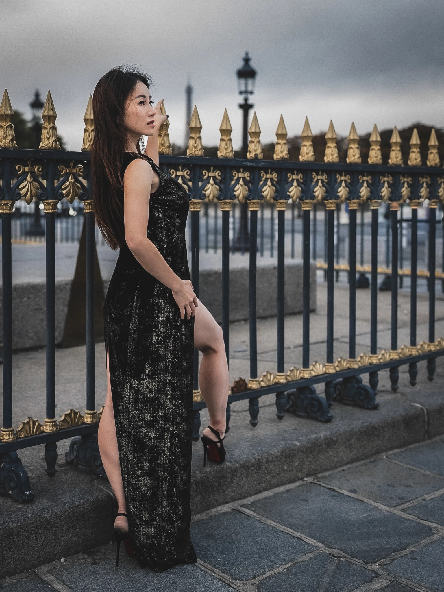 Lily Stadil walks beside the gilded railings at Place de la Concorde