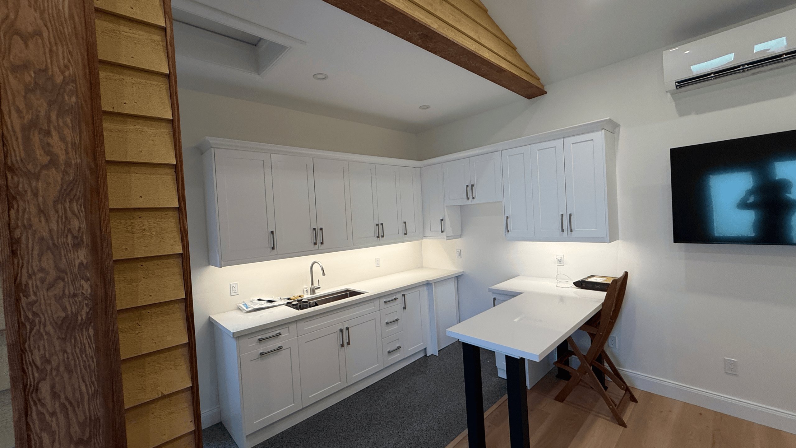 Orangeville white shaker kitchen with quartz seating peninsula