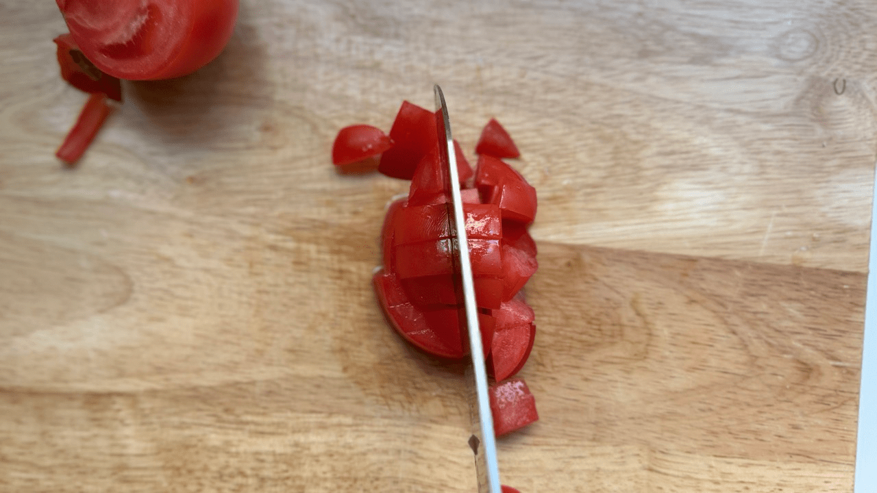 slice tomate for steak salad