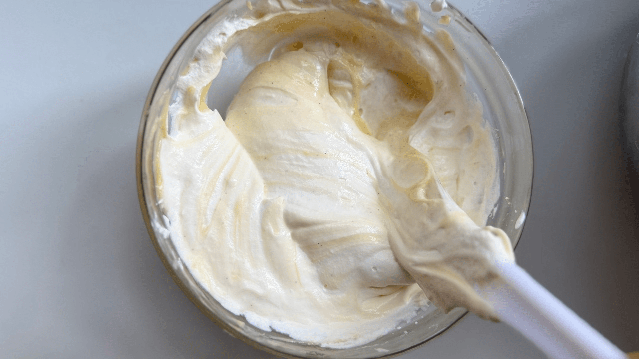 mix cream not too much for diplomat cream