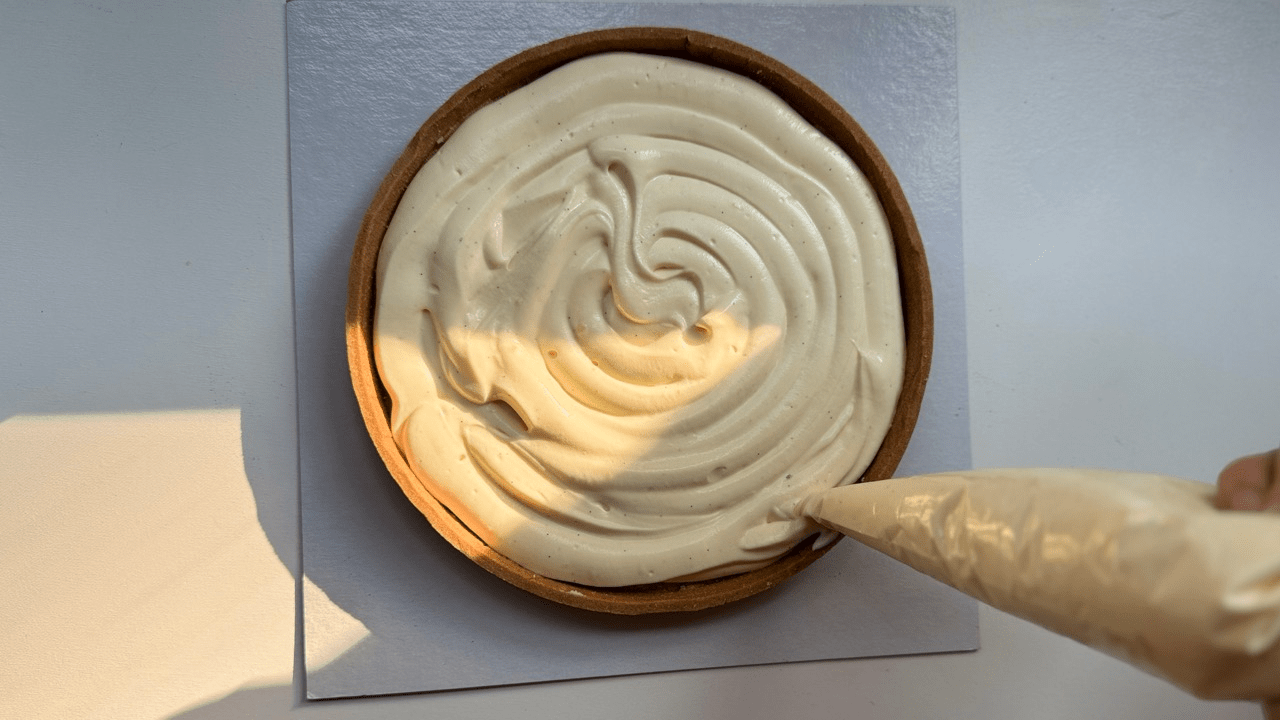 fill the diplomat cream into a tart shell