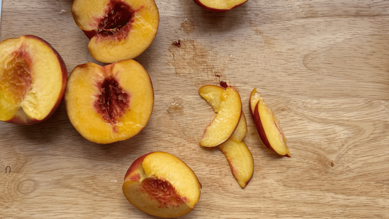 slice half of peach for decoration of peach amazake popsicle