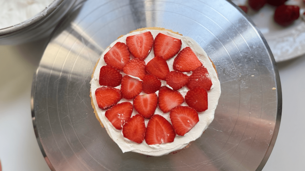 fill the strawberry on the cream and sponge