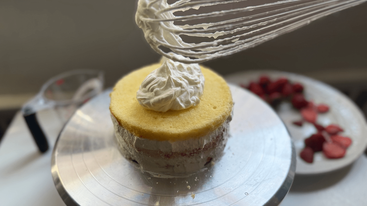 add whipp cream on the top of sponge cake for strawberry short cake