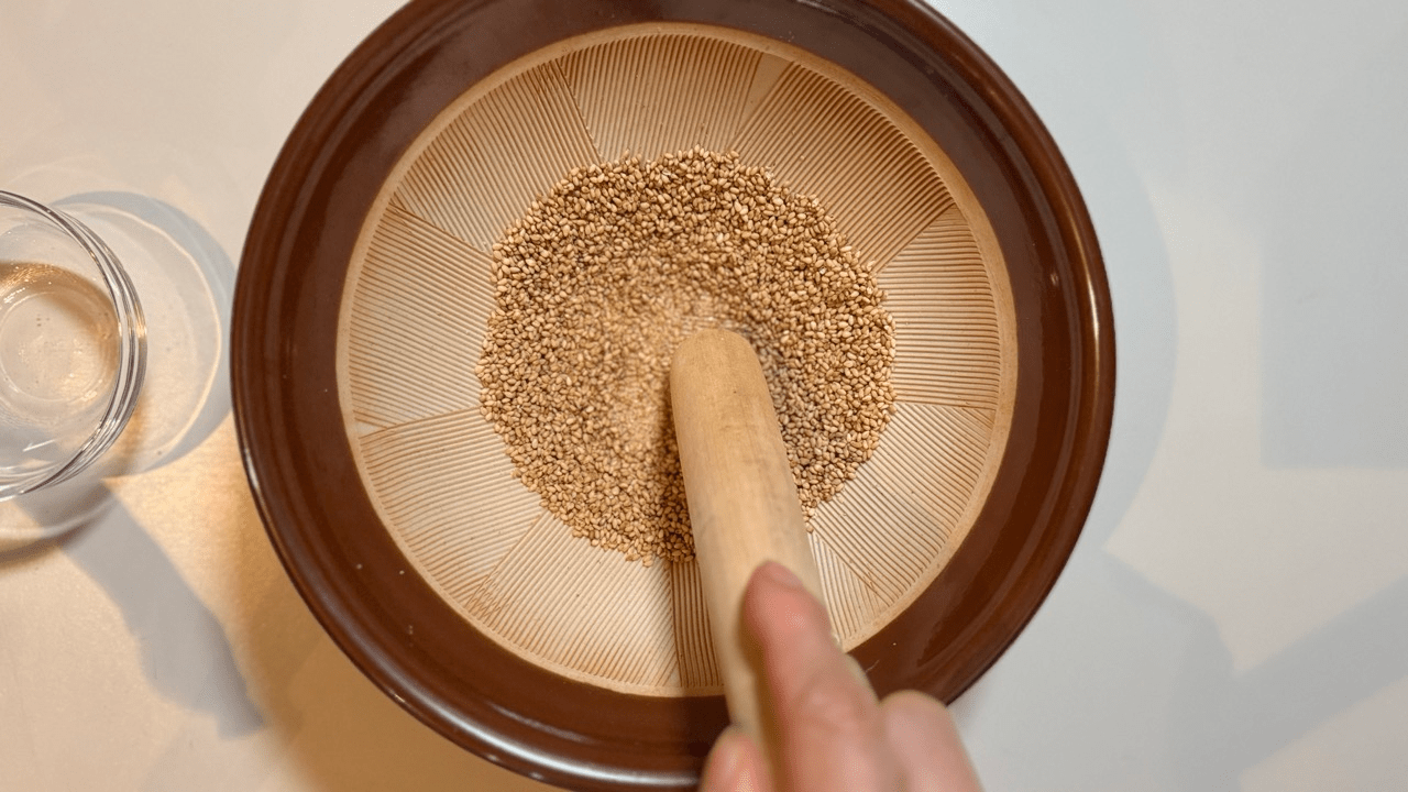 making sesame paste with surikogi and suribachi