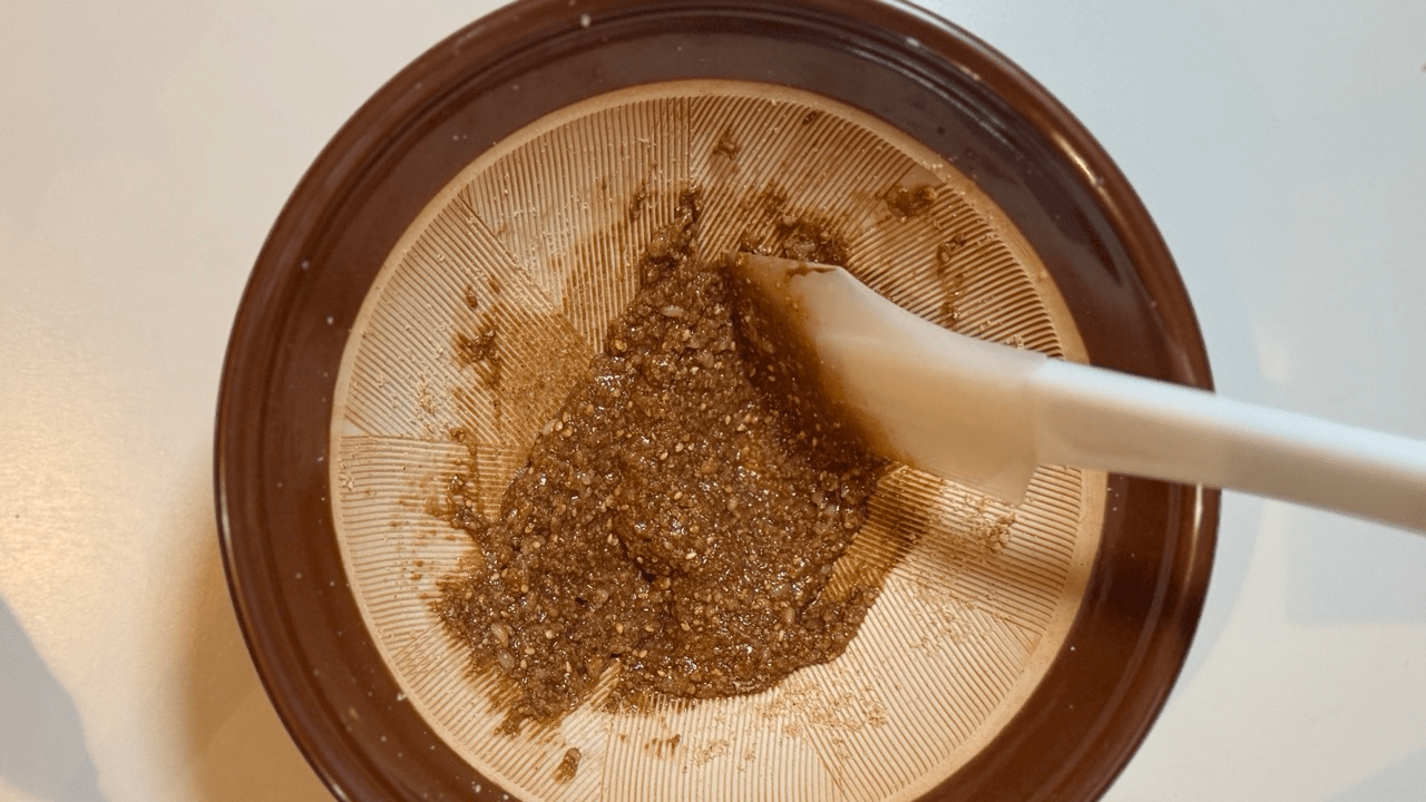 stir the goma paste for goma ae