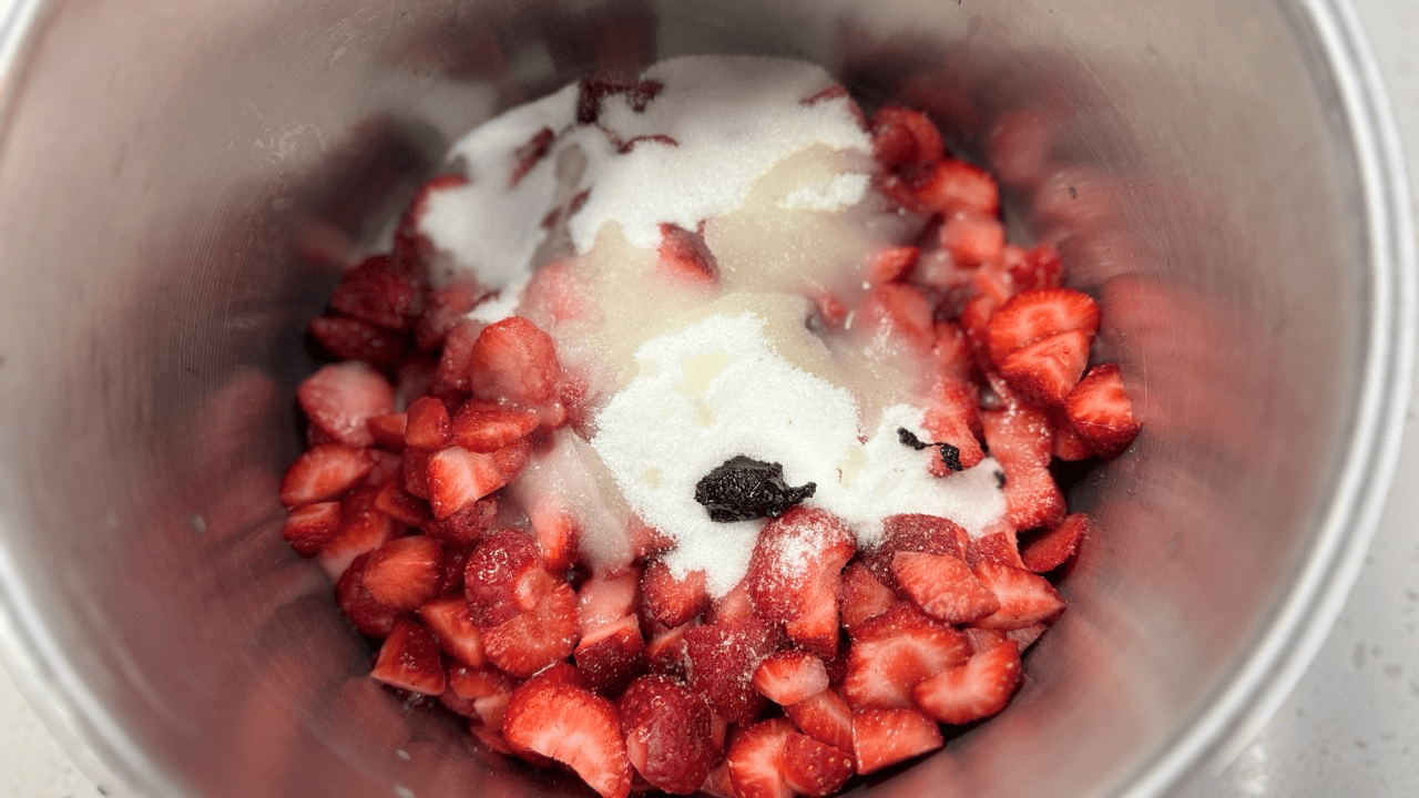 lemon juice strawberry, sugar, vanilla beans in the pot