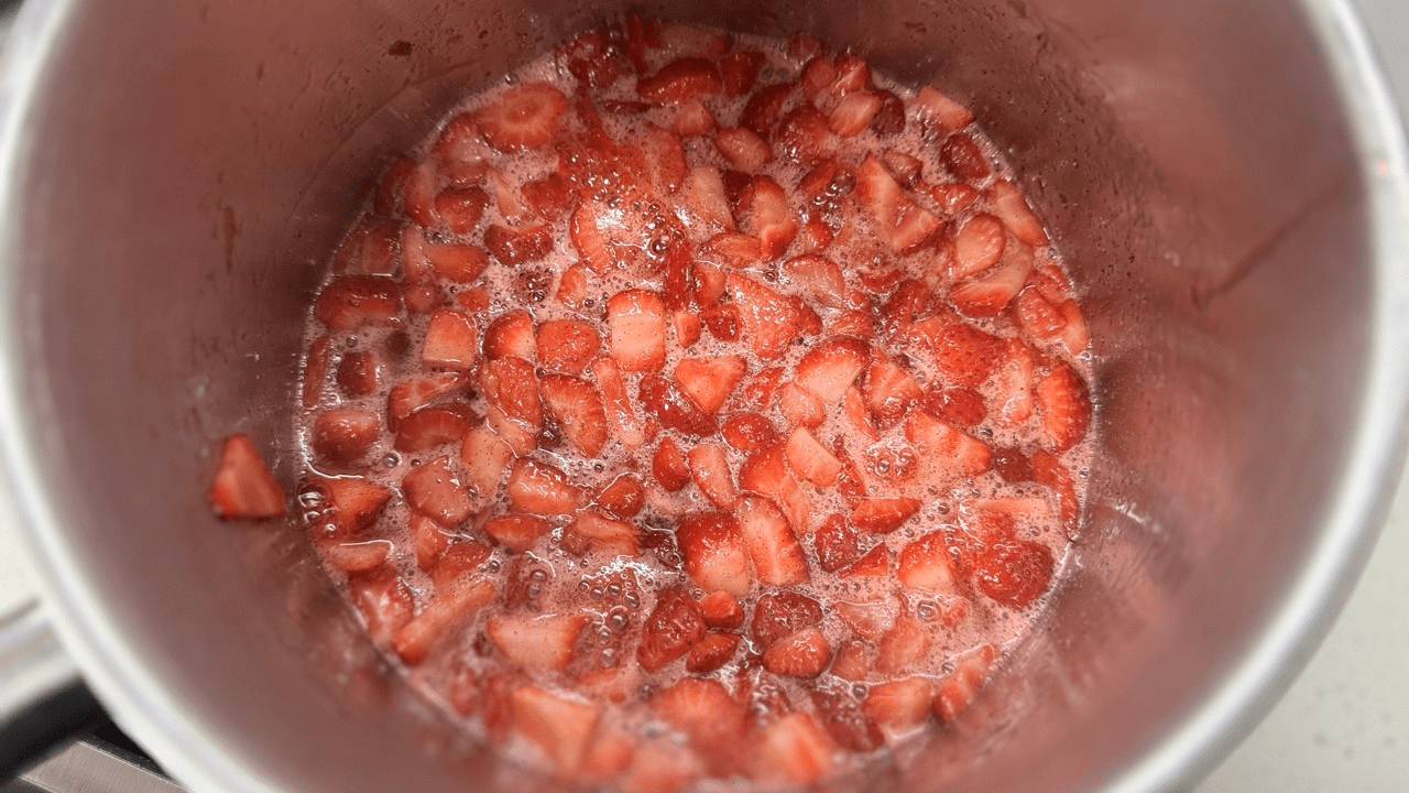 strawberry sauce in cooking