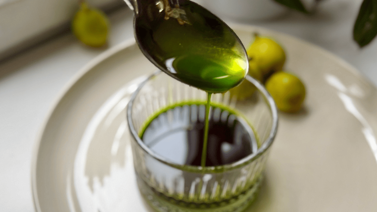 fig leaf oil pouring