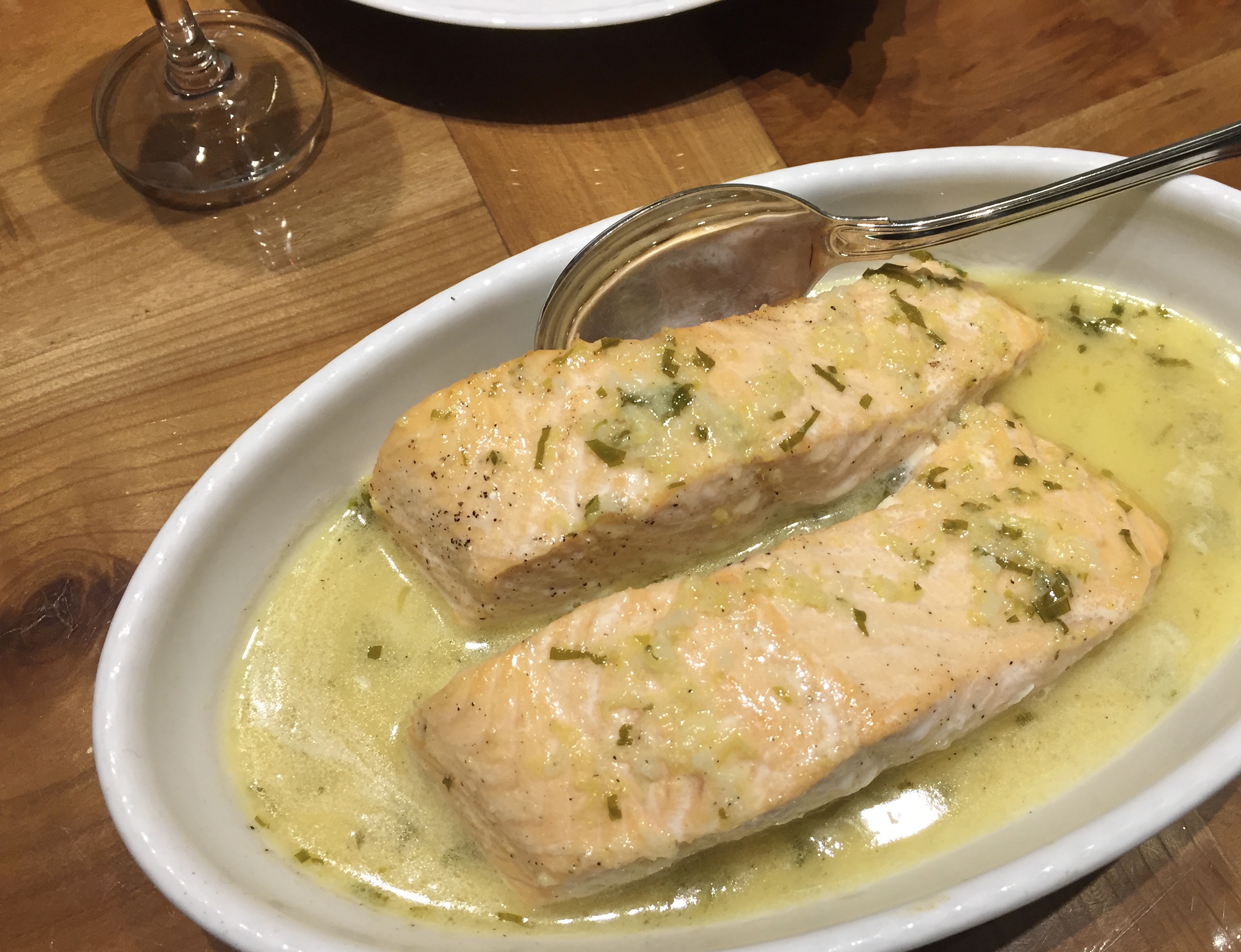 Vom lachsfilet bei bedarf die gräten entfernen, mit etwas zitronensaft beträufeln, . Lachs Mit Zitronensauce Tischgesprach
