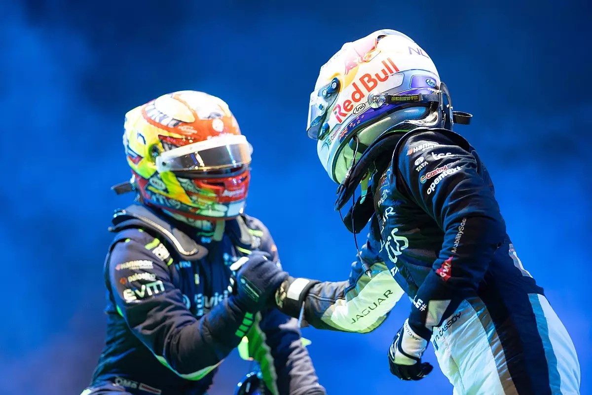 The Thrilling Battle for Victory: Cassidy Holds Off Frijns to Extend Championship Lead