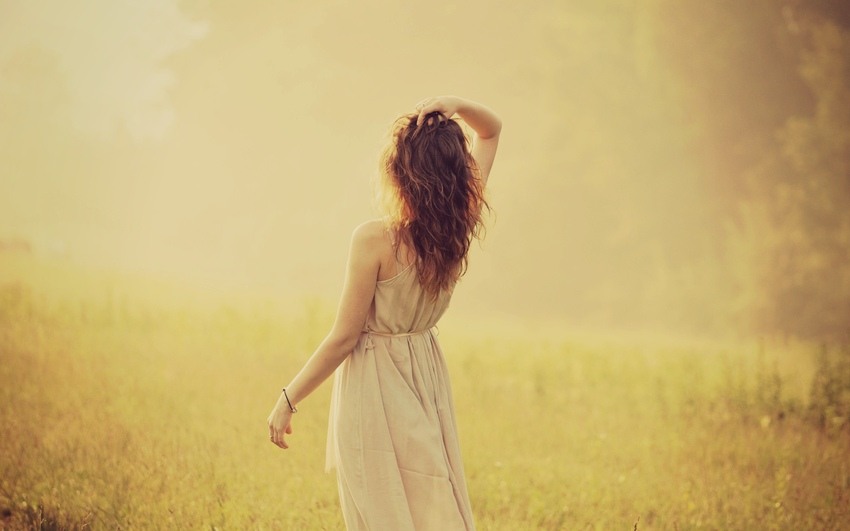 нарисованная блондинка со спины