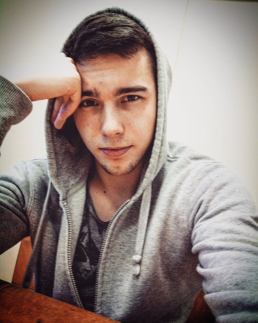 Молодые парни на пляже- абсолютно голые