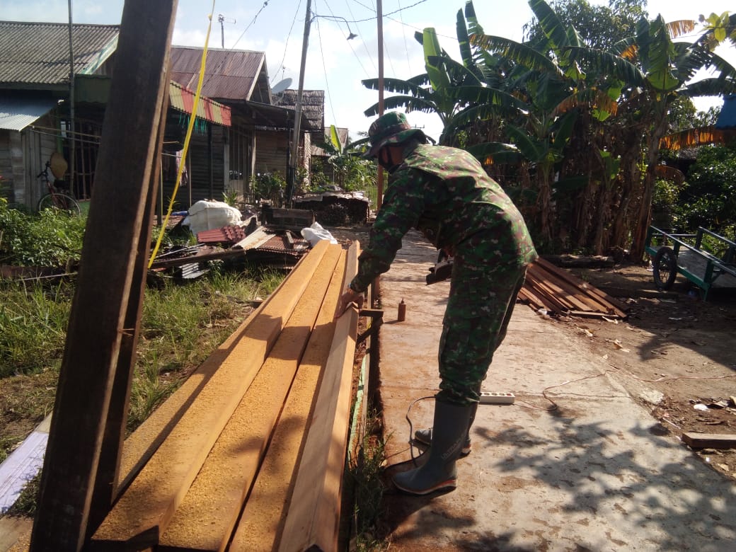 Memasah Kayu untuk Jembatan Agar Rata | kliksumatera.com