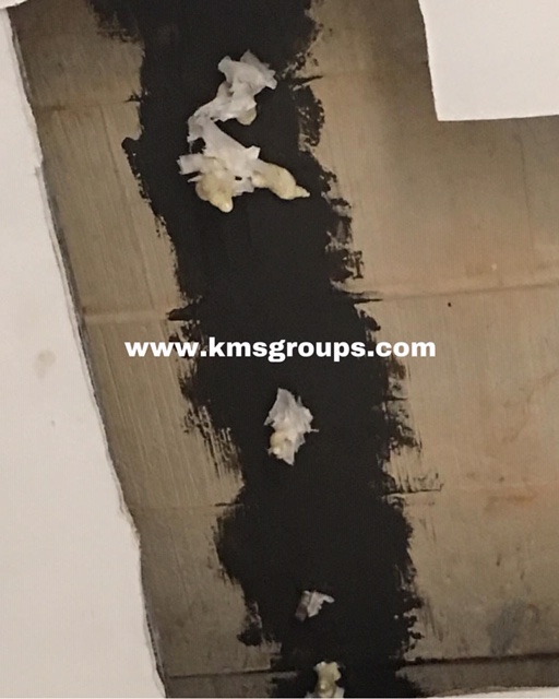 Genangan air diakibatkan oleh permukaan dak yang tidak miring ke arah saluran buang sehingga air. Pekerjaan perbaikan keretakan pada plat atap dan dinding